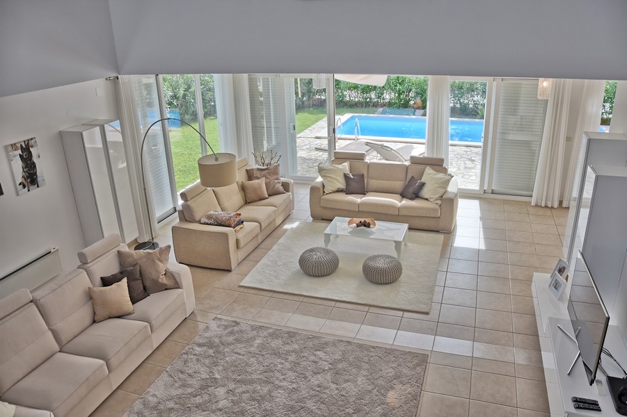 Modern interiör av ett hus till salu med en pool i Istrien.