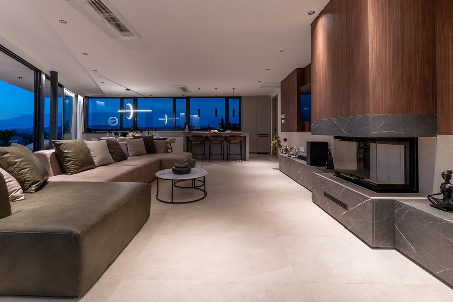 Kvällsvy över vardagsrummet i en kroatisk lyxvilla till salu.