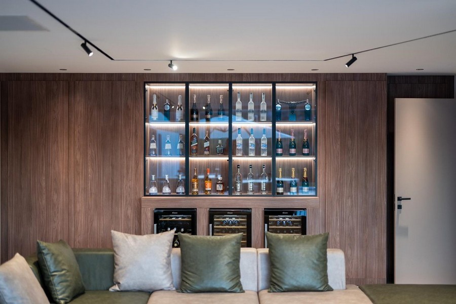 Elegant hemmabar i en lyxvilla till salu i Kroatien med träpanel och belysning.