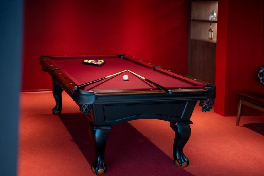 Biljardrum i en villa i Kroatien till salu med röda väggar och ett lyxigt biljardbord.