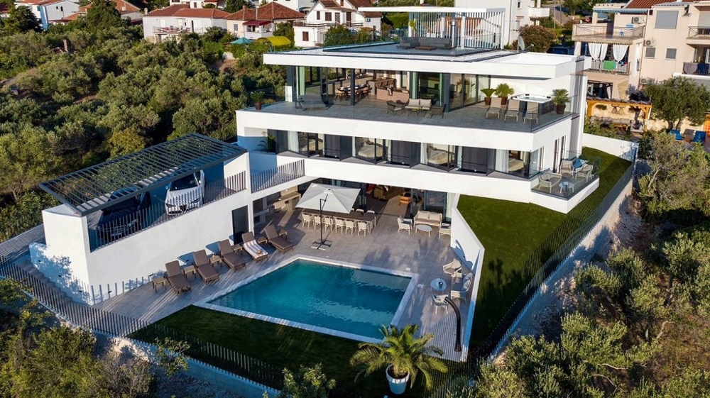 Flygfoto över en villa till salu i Kroatien med takterrass och pool.