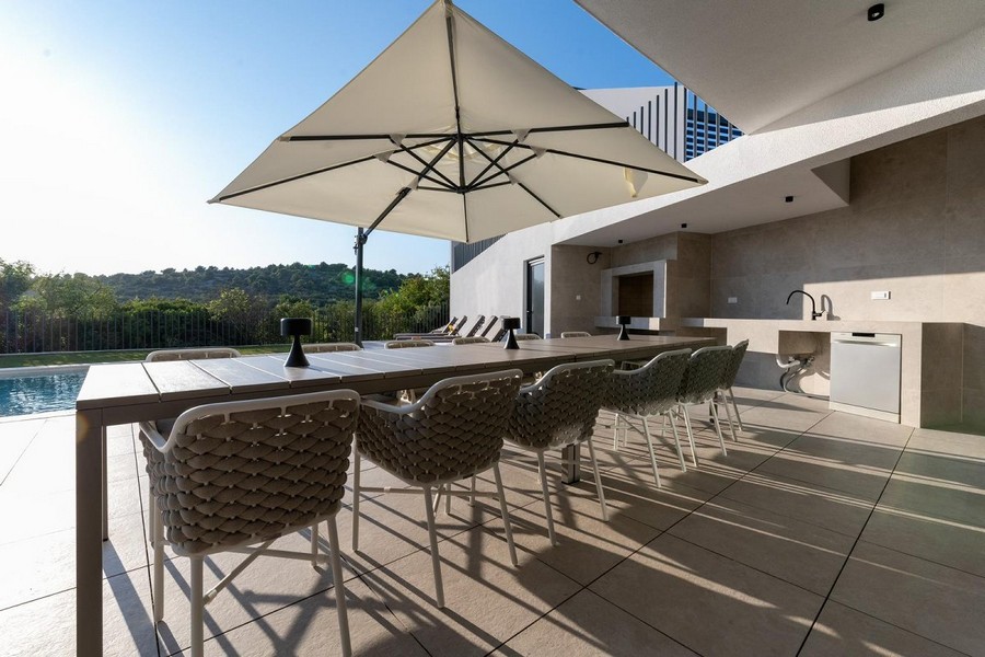 Elegant uteservering i en villa i Kroatien med matbord och kök.