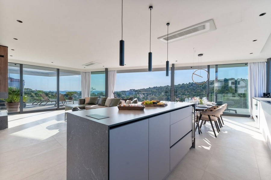 Interiör av villa i Kroatien med modernt kök och matplats.