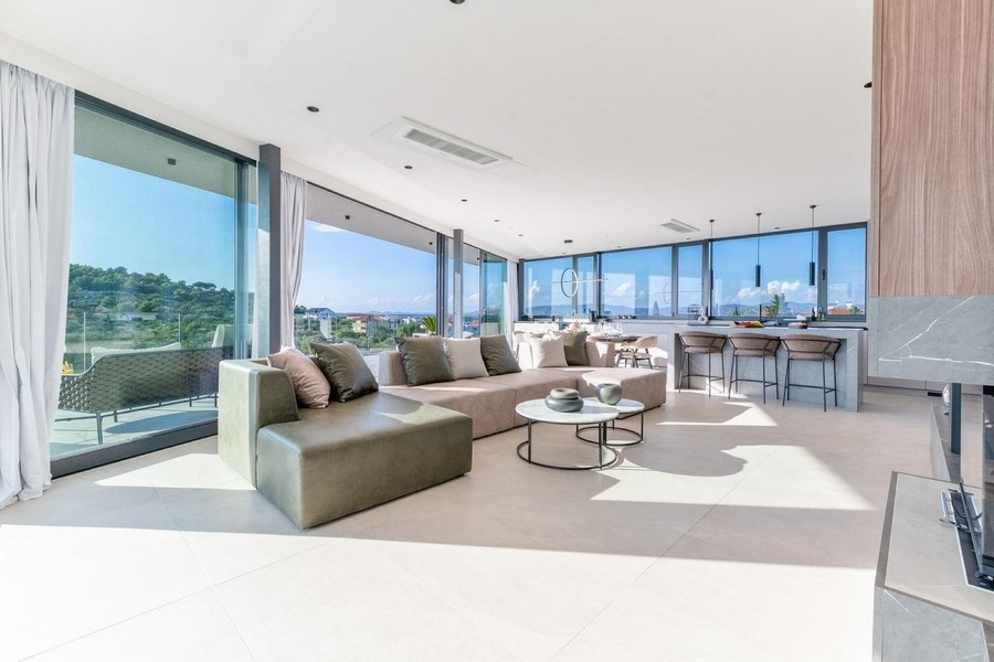 Rymligt vardagsrum i en modern villa i Kroatien med havsutsikt.