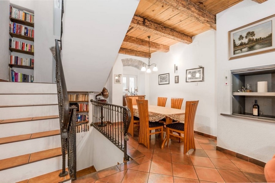 Matsal i det inre av en kroatisk fastighet med träbjälkar och trappor