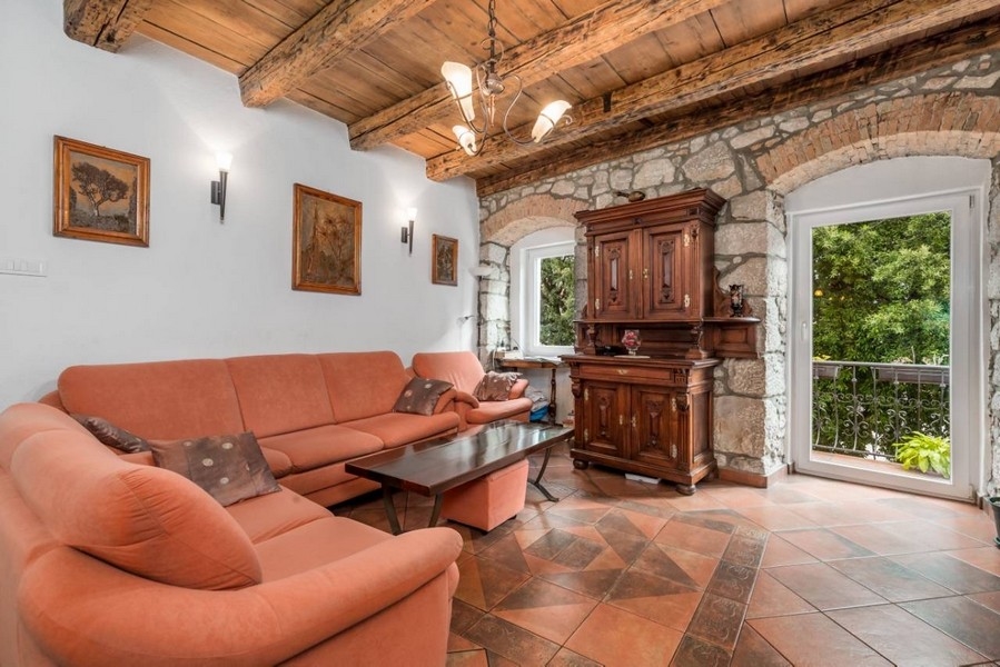 Vardagsrum i en fastighet i Kroatien med tegelbåge och tillgång till balkong