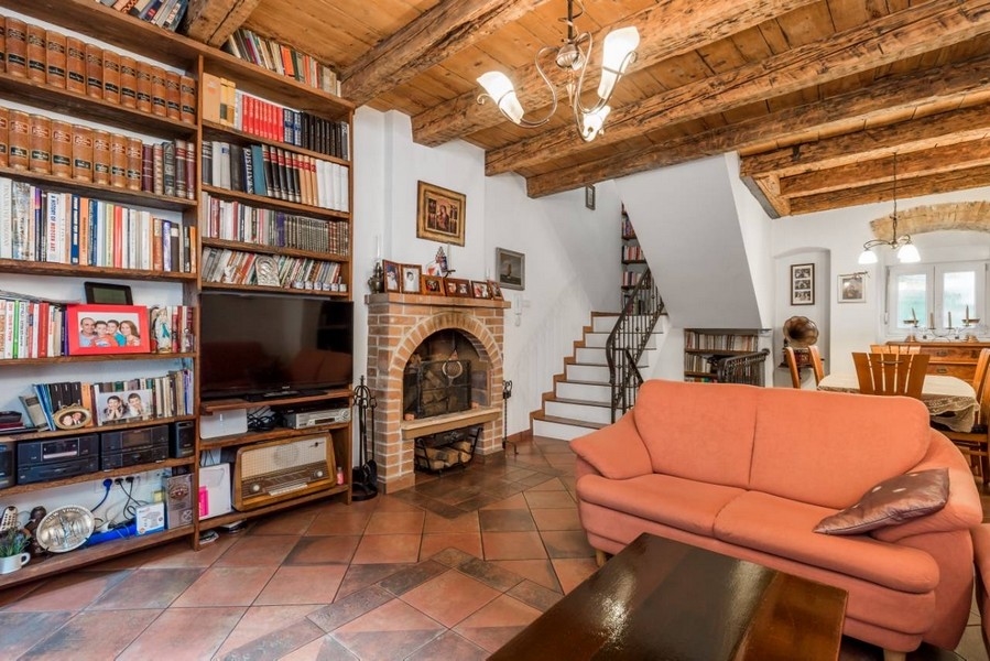 Vardagsrum med öppen spis och bokhyllor i en kroatisk fastighet