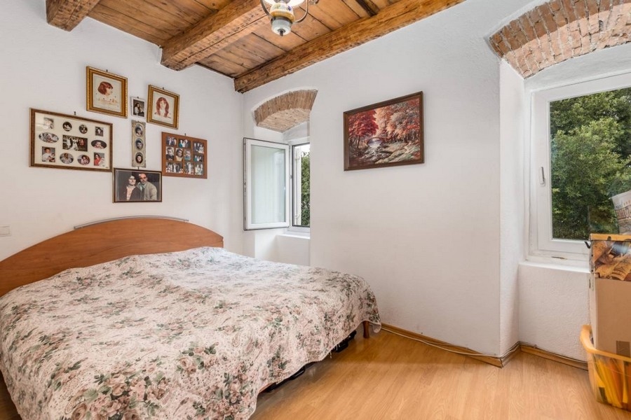 Sovrum i en fastighet i Kroatien med dubbelsäng och synliga takbjälkar