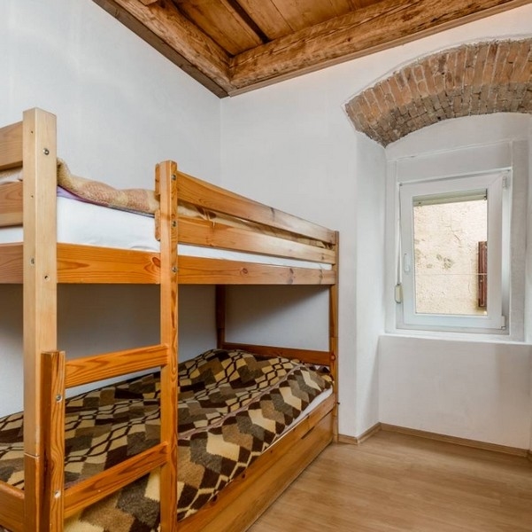 Andra sovrummet med våningssäng i en fastighet i Kroatien