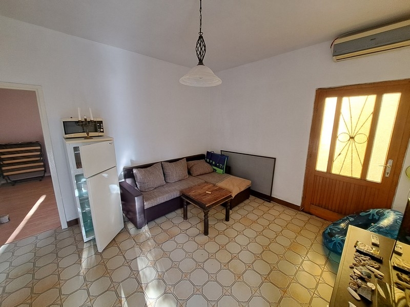 Rymligt vardagsrum med enkel inredning i ett kroatiskt hus listat av Panorama Scouting.