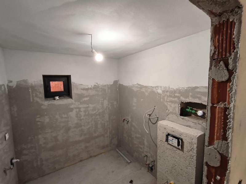 Oavslutat rum i en fastighet i Kroatien, förberett för efterbehandling och design