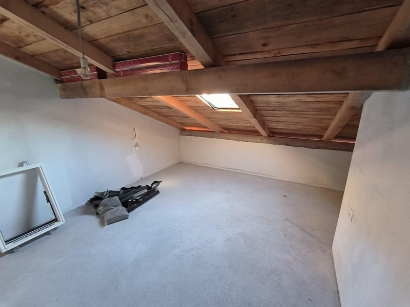 Stor vind med synliga träbjälkar i en fastighet i Kroatien