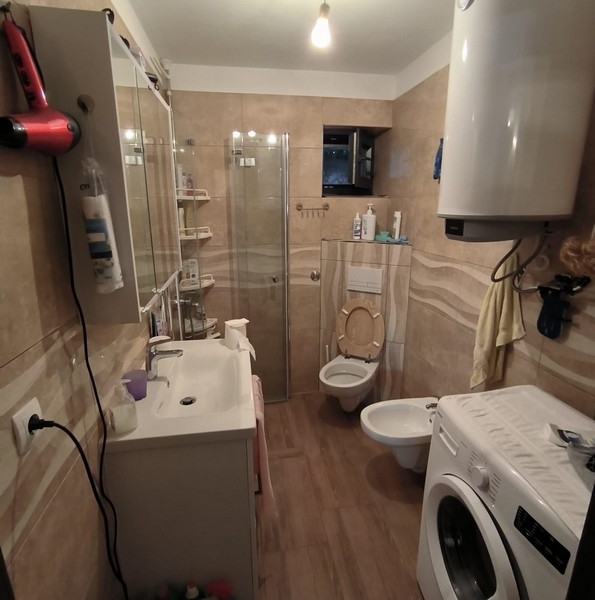 Fullt utrustat badrum i en fastighet i Kroatien med moderna bekvämligheter