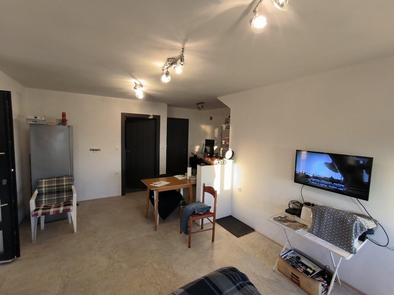 Ytterligare en vy över bostadsytan i en fastighet i Kroatien, med utsikt över entrédörren och tv:n