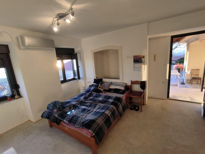 Sovplats i en fastighet i Kroatien med direkt tillgång till uteserveringen