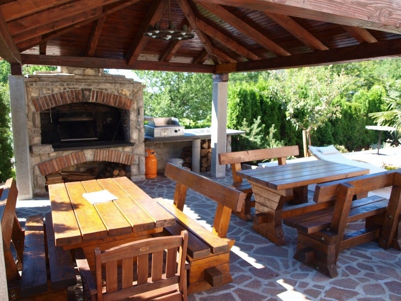 Täckt uteservering på en fastighet i Kroatien