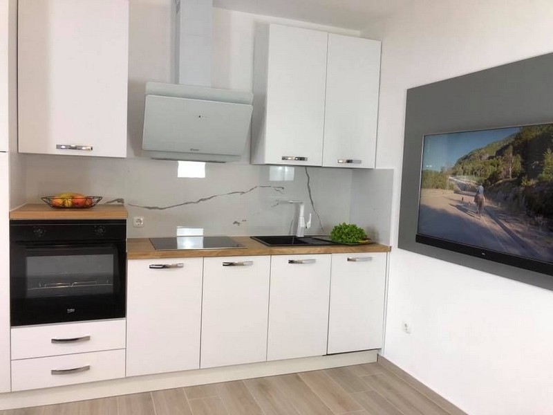 Modernt kök i det inre av en kroatisk fastighet