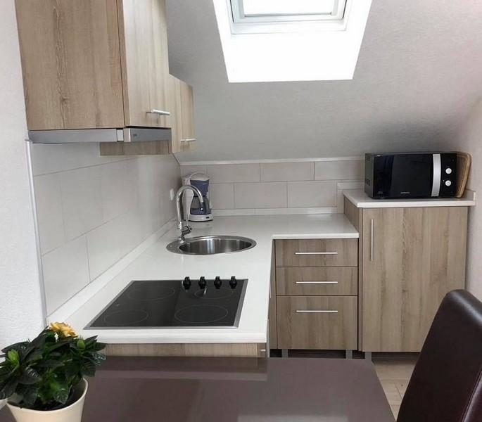 Kompakt och elegant pentry i kroatisk fastighet