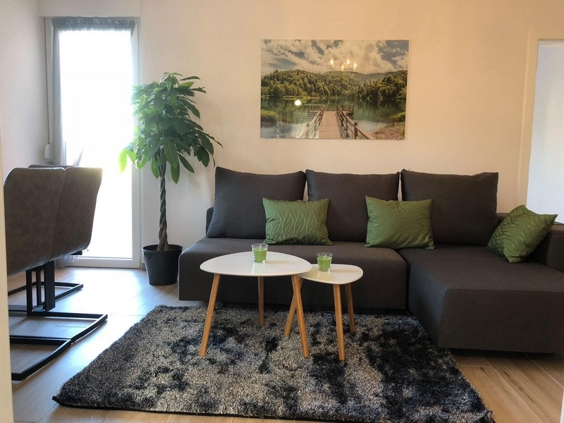 Mysigt vardagsrum med soffa och tv i Kroatien