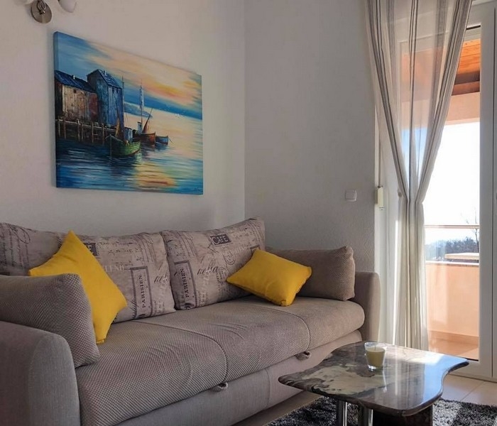 Ljust och luftigt vardagsrum i fastighet till salu i Kroatien