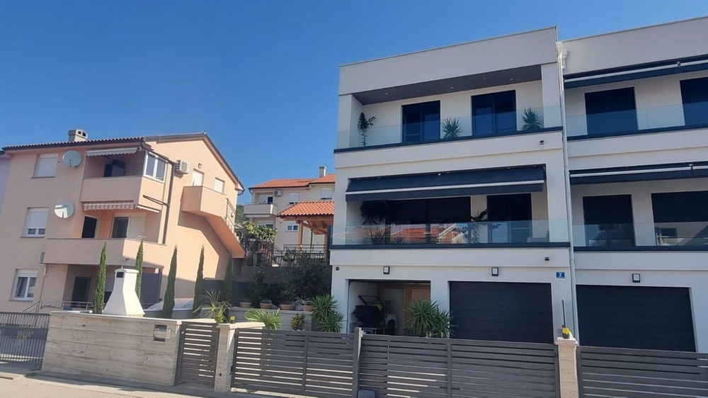 Modern fastighet med balkonger i Kroatien vid havet