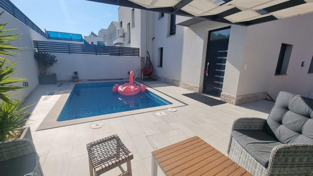 Poolområde för en lyxfastighet i Kroatien