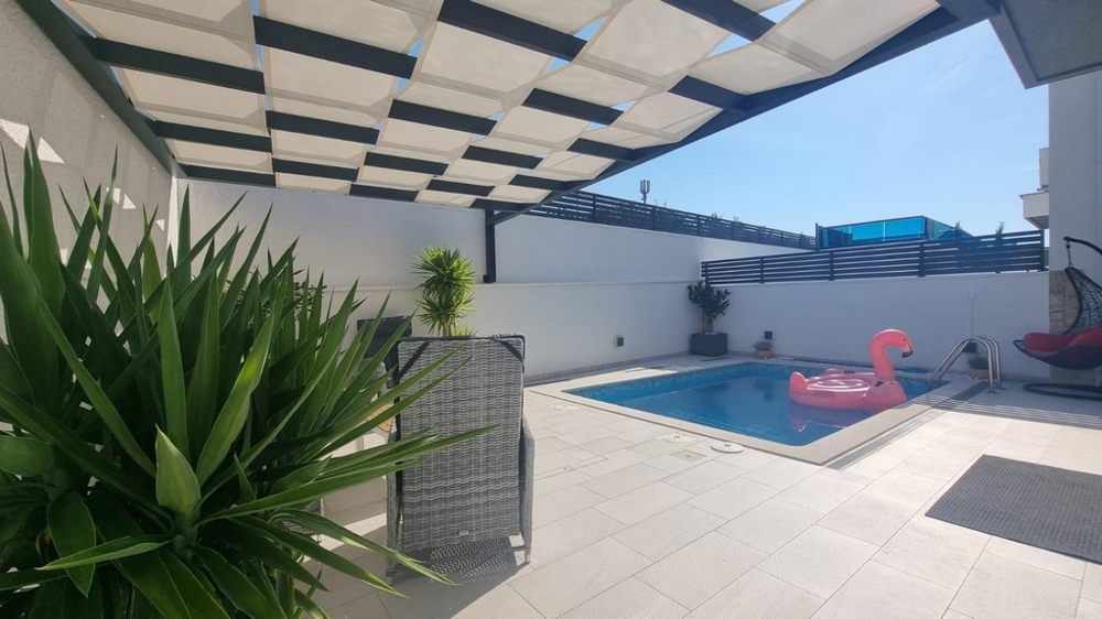 Täckt terrass med pool på en fastighet i Kroatien