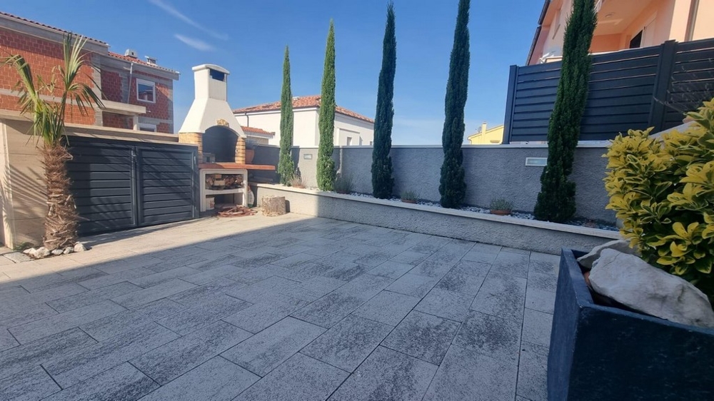 Utomhusgrillplats på en fastighet i Kroatien med asfalterad gård