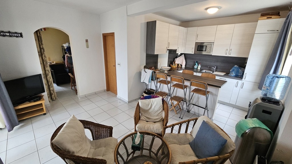 Interiörvy av vardagsrum med kök i huset till salu i Karlobag