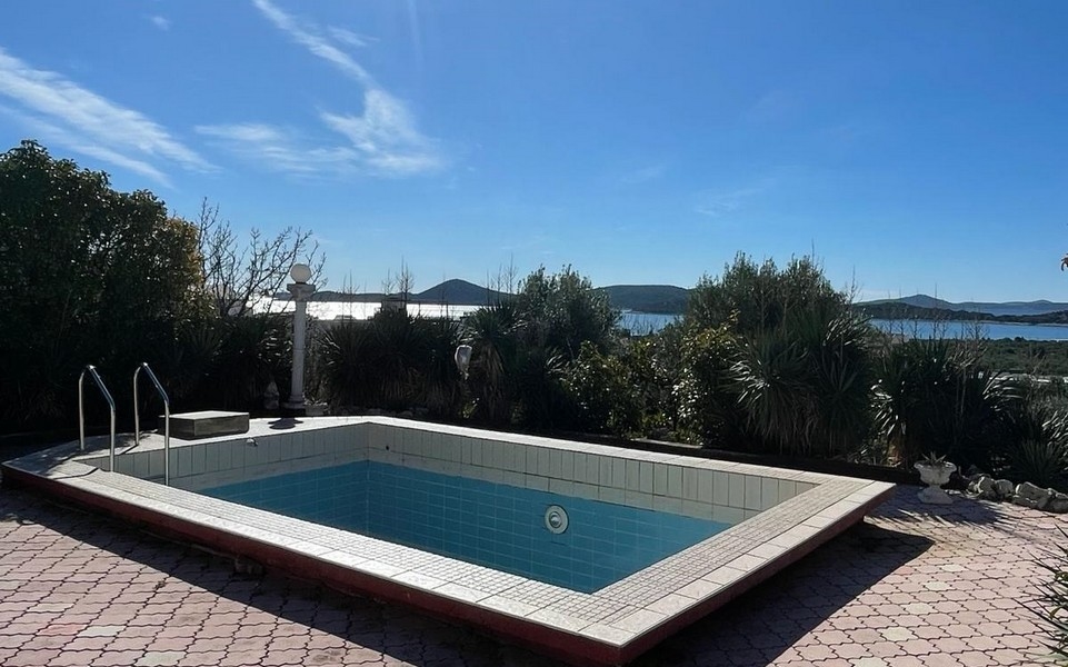 Pool i villan i Kroatien med utsikt över den omgivande landsbygden