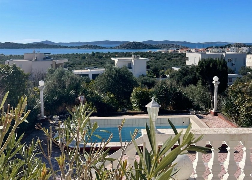 Utsikt över poolen och det kroatiska kustlandskapet i bakgrunden