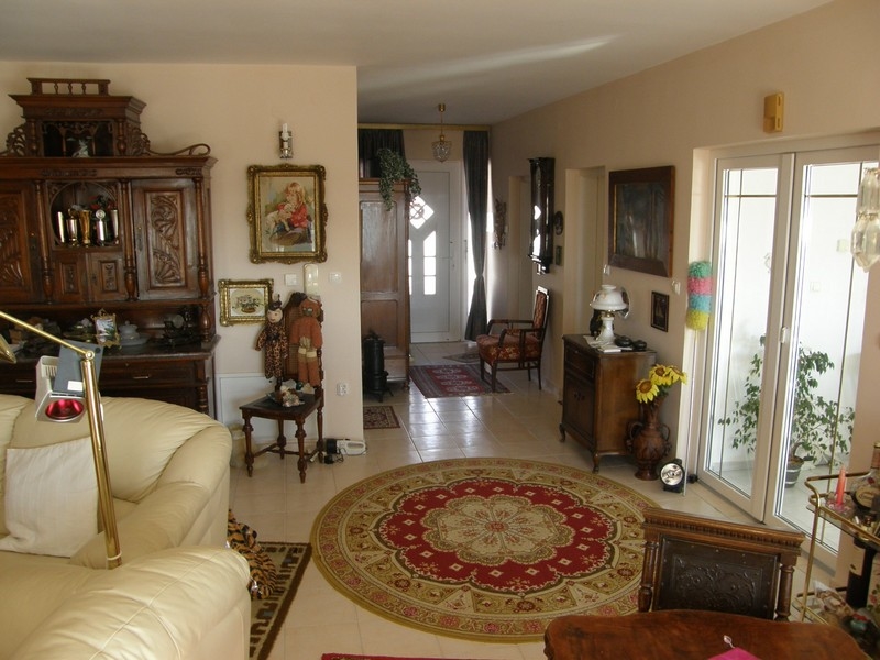 Vardagsrum i villa i Kroatien med klassiska möbler och konst på väggarna