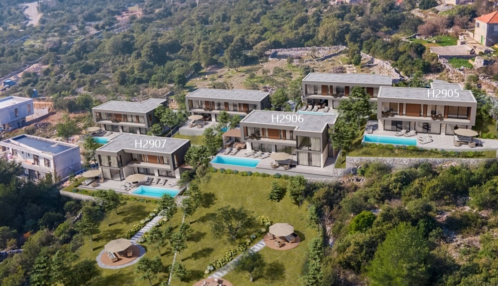 Flygfoto över flera moderna villor med pooler till salu i Kroatien.