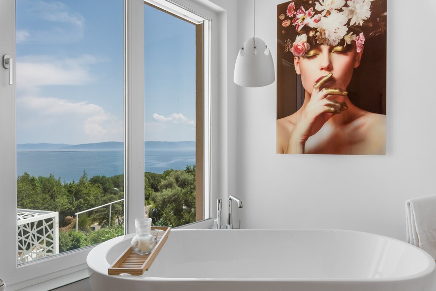Badrum med fristående badkar och havsutsikt i en villa i Istrien, som erbjuds av Panorama Scouting