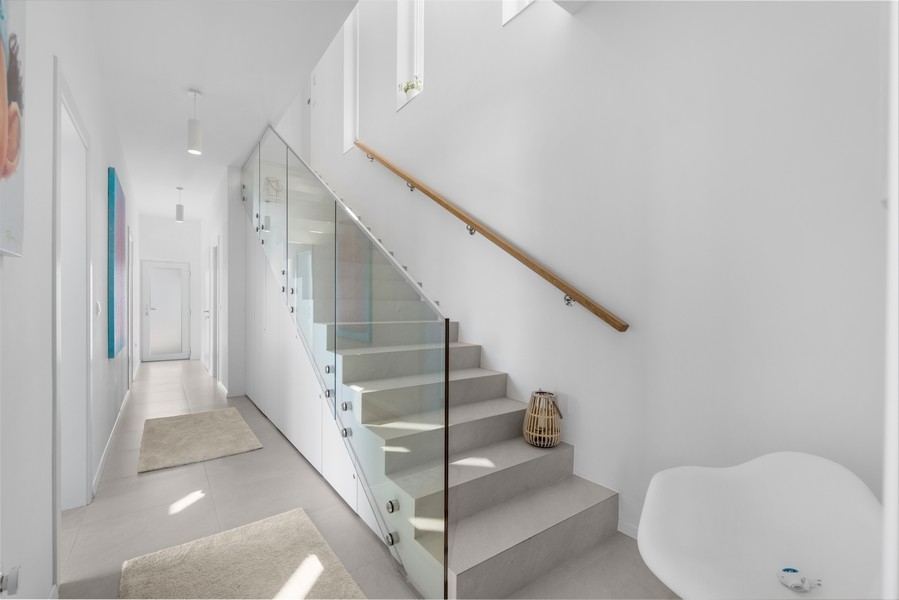 Modernt designad trappa med glasräcken i en villa i Istrien, marknadsförd av Panorama Scouting