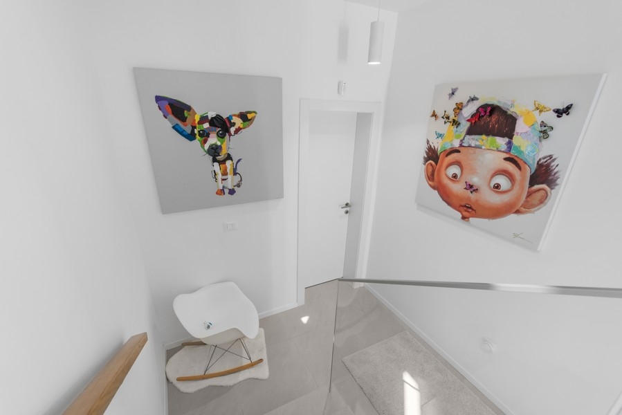 Hall i en modern villa med konstverk på väggen i Istrien, till salu av Panorama Scouting