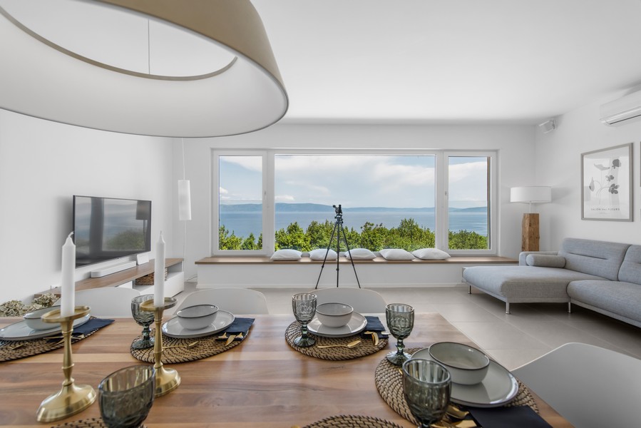 Modernt vardagsrum med panoramafönsterutsikt över Adriatiska havet i Istrien, fastighetsmäklare Panorama Scouting