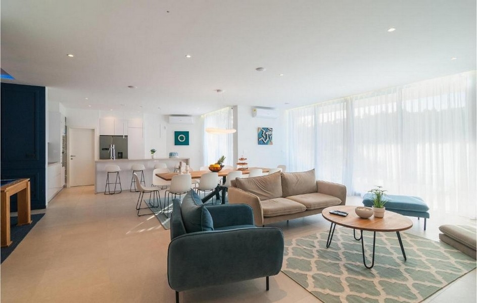 Öppen planlösning vardagsrum med kök i en modern lyxvilla på ön Brac, Kroatien