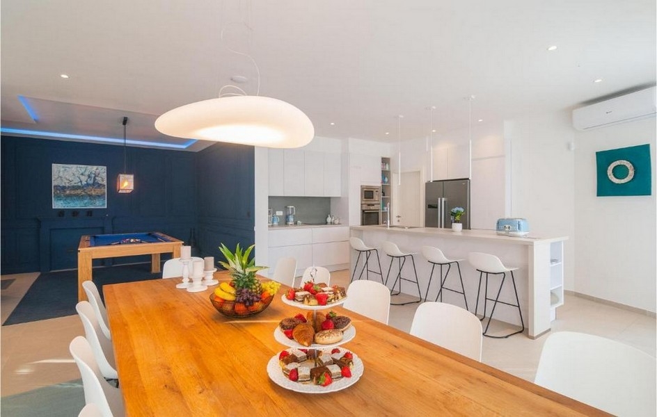 Kök och matplats med modern inredning i lyxvilla på Brac, Kroatien.