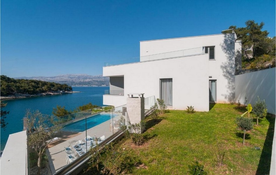 Bakifrån av en lyxvilla med trädgård och havsutsikt på ön Brac, Kroatien