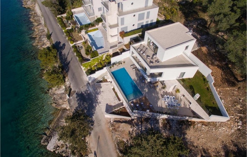 Flygfoto över en lyxvilla med pool vid havet på ön Brac, Kroatien