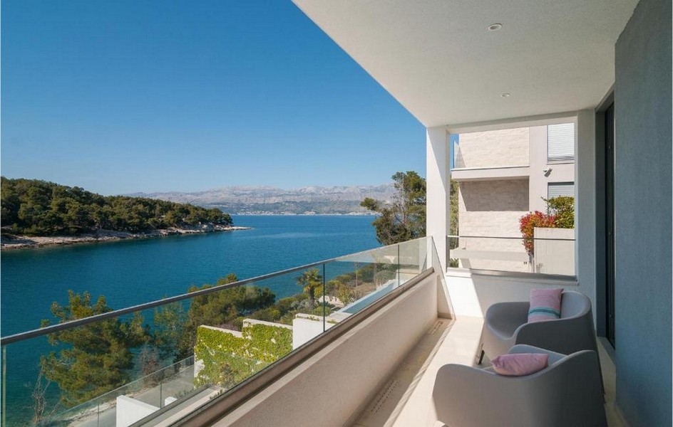 Balkong med havsutsikt på en lyxvilla på ön Brac, Kroatien