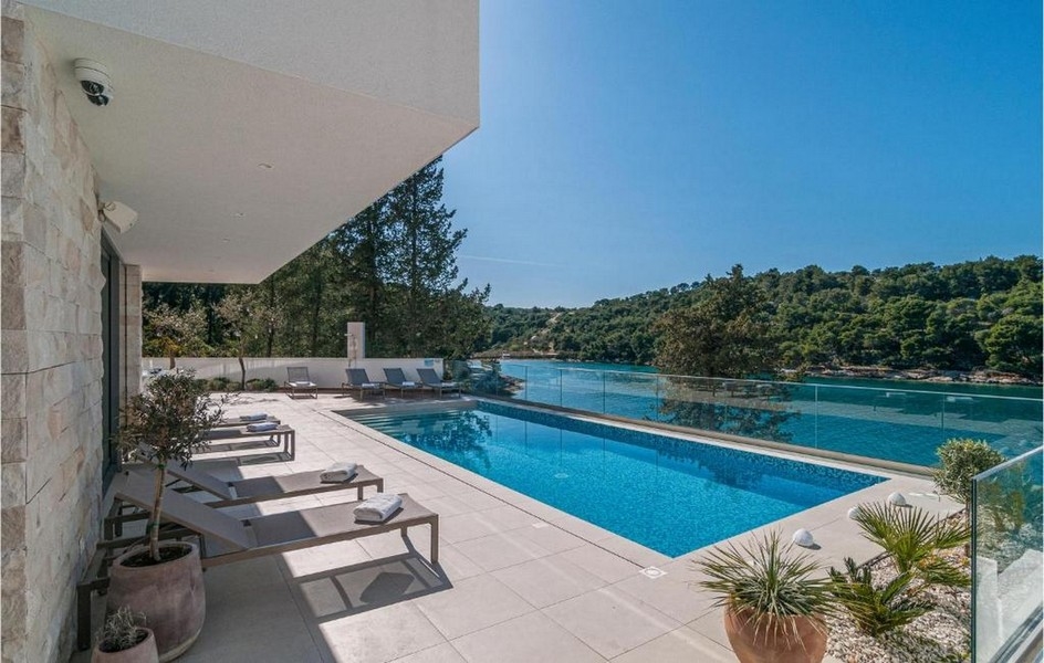 Poolterrass med utsikt över en lugn vik på ön Brac, Kroatien