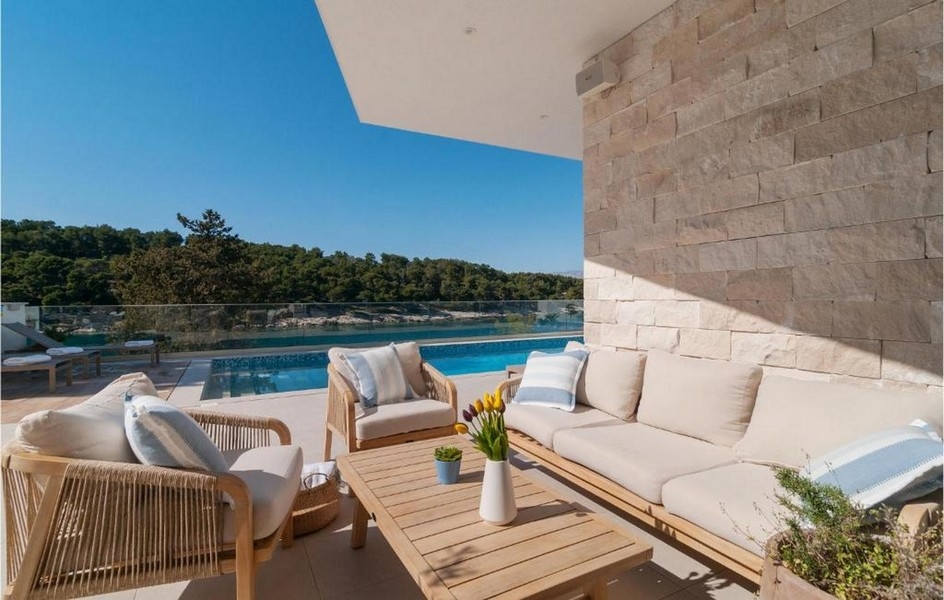 Mysig uteservering i en lyxvilla med havsutsikt på ön Brac, Kroatien