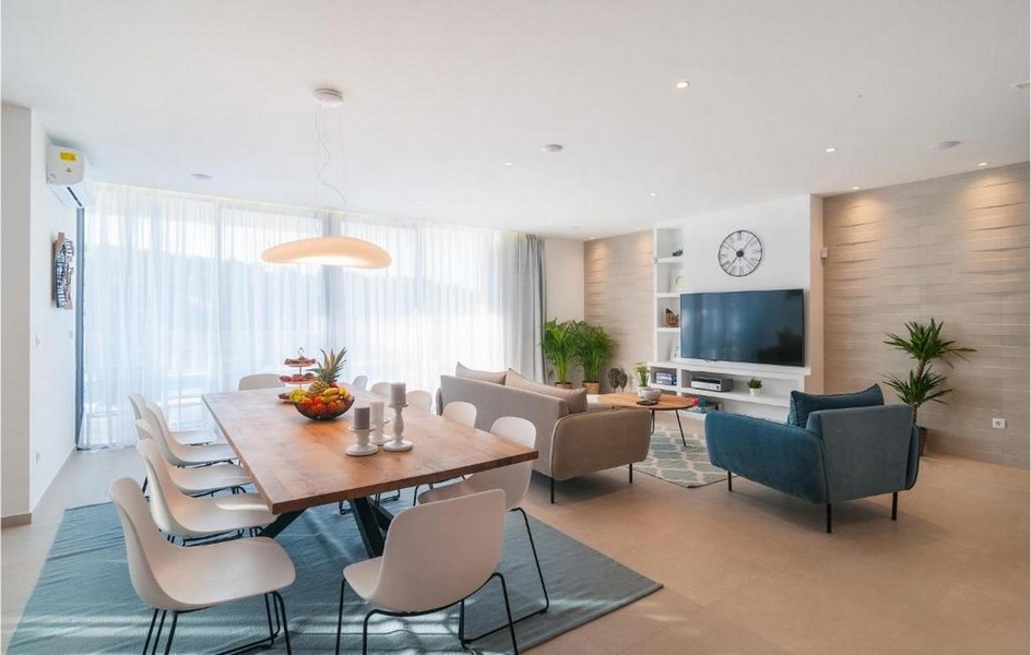 Interiör av en lyxvilla med matplats och vardagsrum på ön Brac, Kroatien