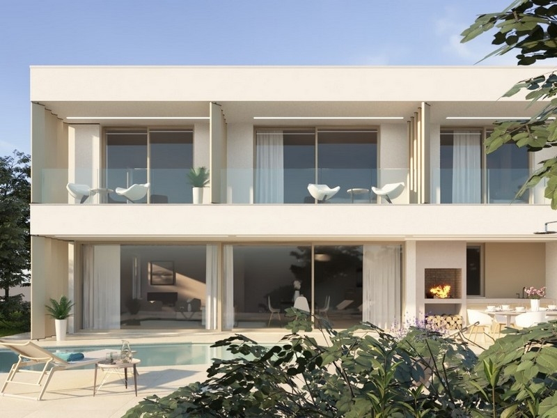 Framsida av en modern villa till salu med pool på ön Brač i Kroatien.