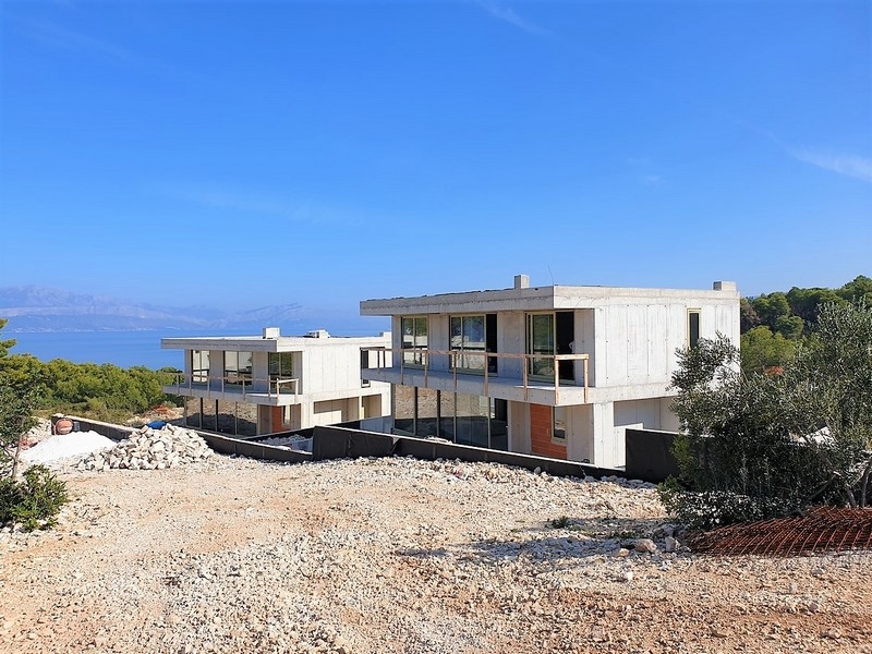 Byggfas för moderna villor till salu med havsutsikt på ön Brač, Kroatien.