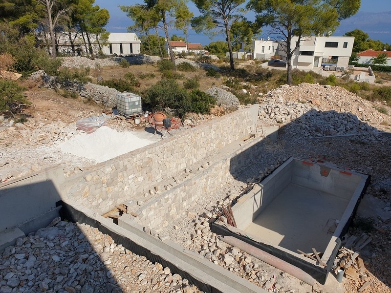 Stomme till en villa till salu på ön Brač i Kroatien, med utsikt över havet
