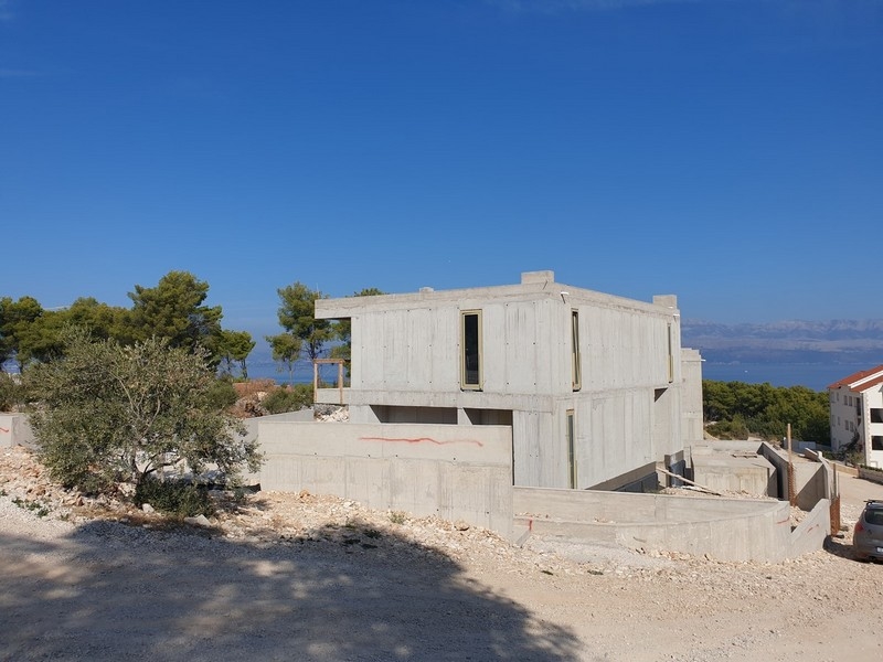Villa under uppförande till salu på ön Brač i Kroatien, med delvis färdig fasad.