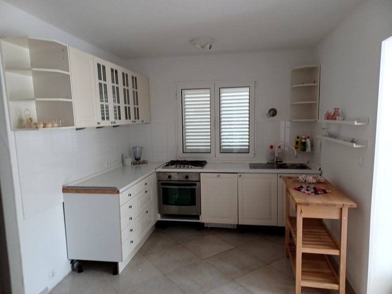 Modernt, ljust kök med vita skåp och vitvaror i en villa till salu på ön Cres i Kroatien